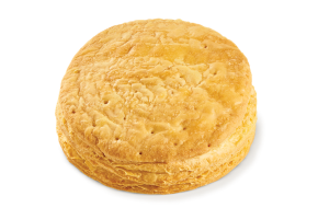 Round turkey pie with gouda cheese